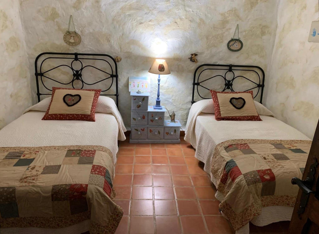 Imagen de una habitación con camas individuales