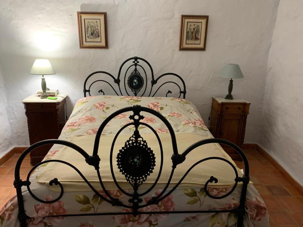 Imagen de una habitación con cama de matrimonio