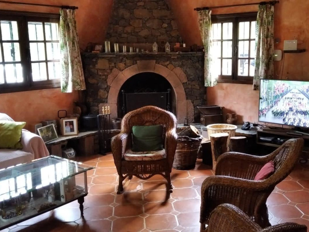 Amplio salón con chimenea